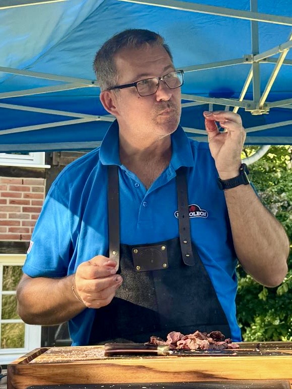 Daniel Wolf bei der Verkostung während des Grillseminars auf dem Campus Vogelsang