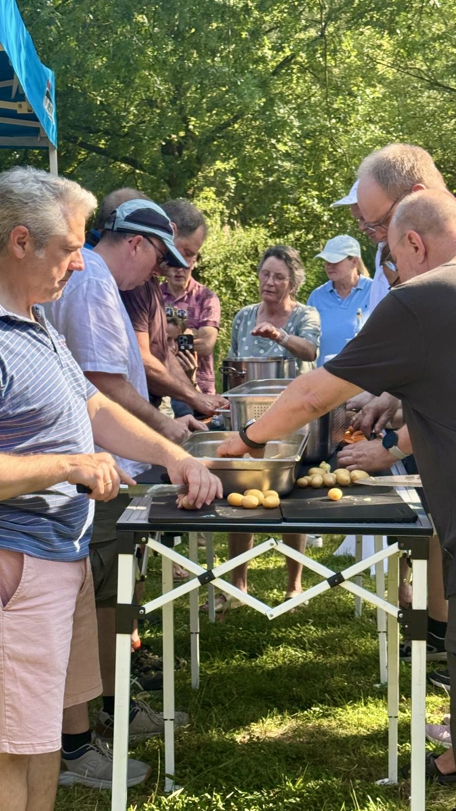 Gemeinsames Schneiden und Vorbereiten beim Grillseminar auf dem Campus Vogelsang