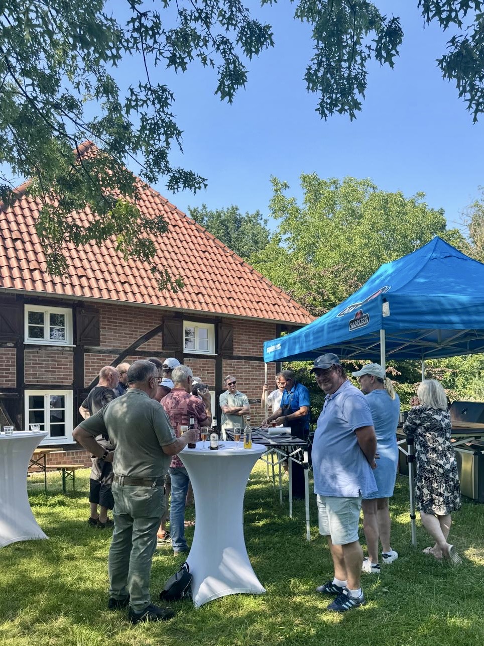 Atmosphäre mit Stehtischen beim Grillseminar auf dem Campus Vogelsang