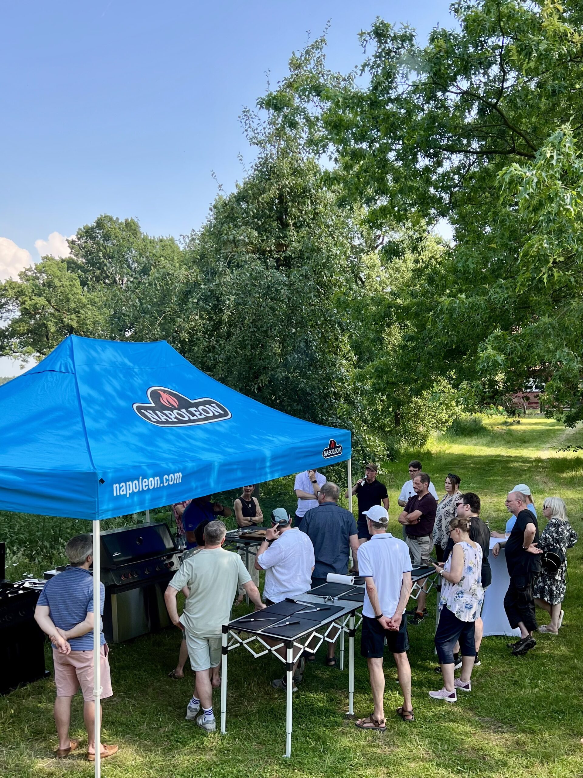 Grillseminar auf dem Campus Vogelsang mit Teilnehmern am Napoleon Zelt